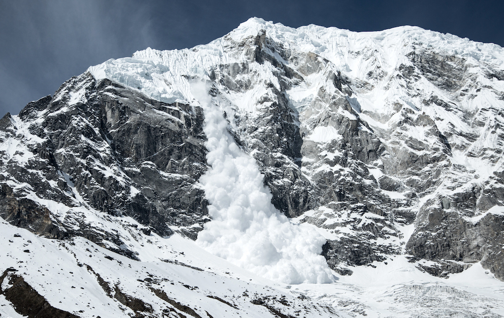 Staublawine im Himalaya-Gebirge in Nepal.